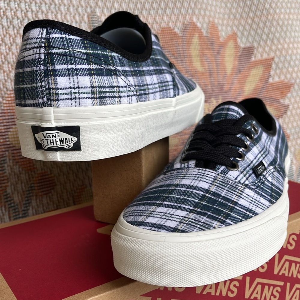 Vans Men’s Authentic
Grunge Plaid Multi
VN0009PVBMB
Sneakers - Picture 6 of 16